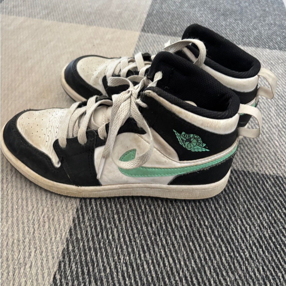 Jordan AJ 1 Mid Sneakers